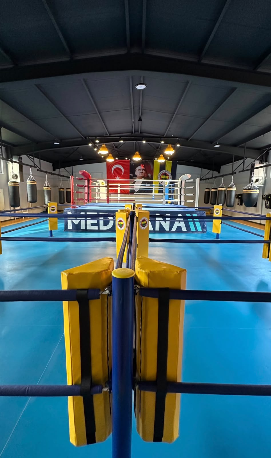 Fenerbahçe boks salonundaki ring alanlarının genel görünümü