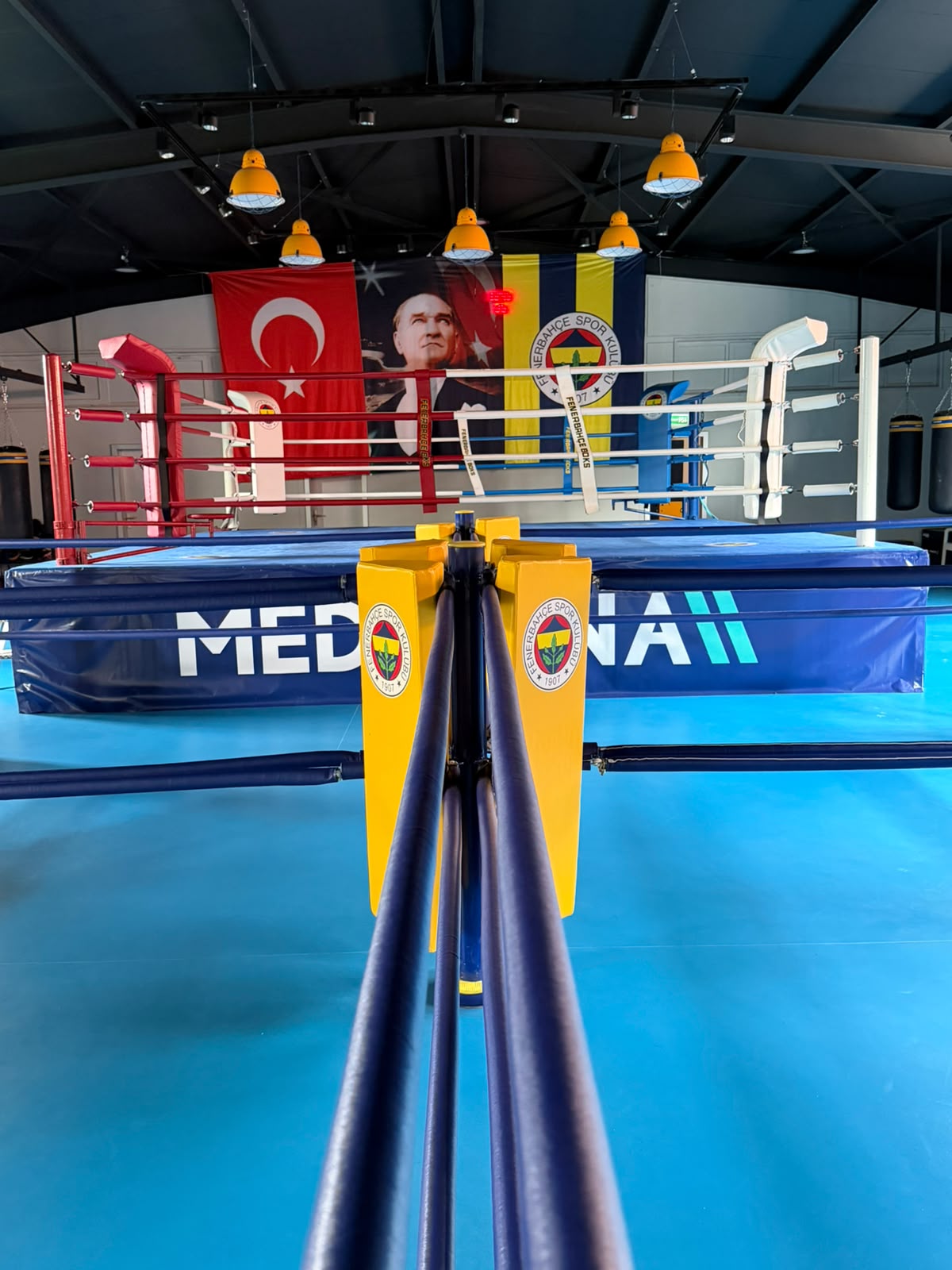 Fenerbahçe armalarıyla çevrili antrenman alanı ve ana ring