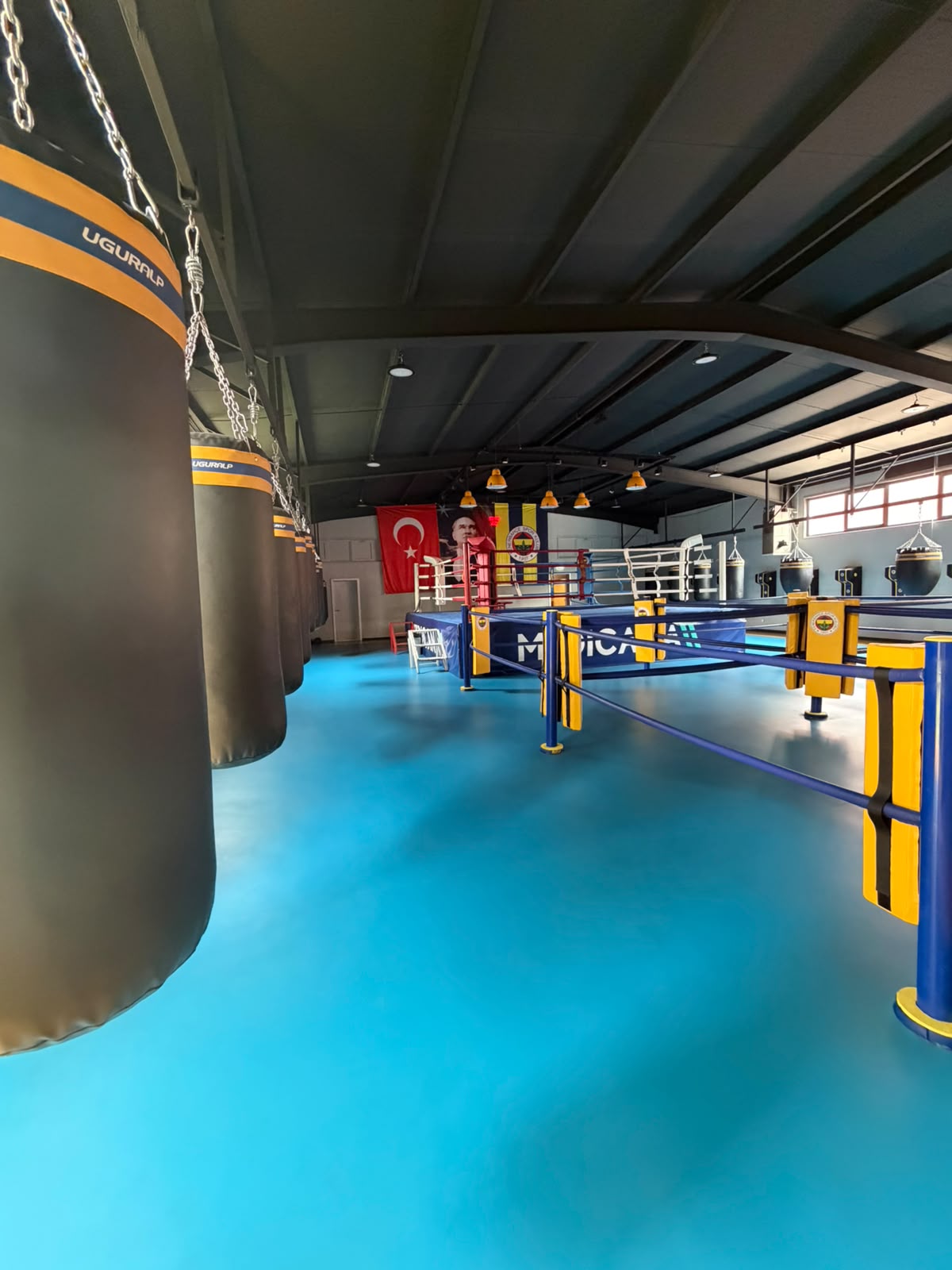 Kum torbaları boyunca ana ringe uzanan boks salonu