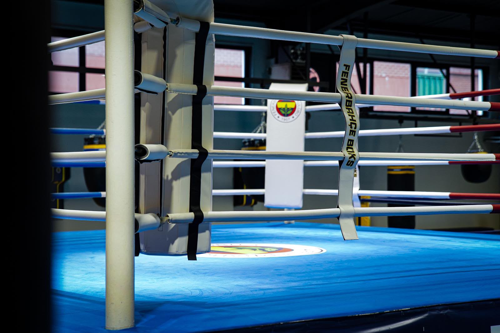 Beyaz ring ipleri ve Fenerbahçe Boks yazılı köşe kayışı detayı