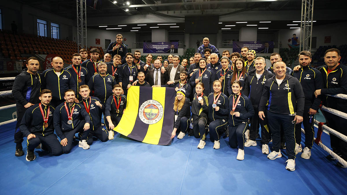 Fenerbahçe Boks Takımı sporcuları ve teknik ekibi madalyalarıyla ringde toplu fotoğraf çektiriyor
