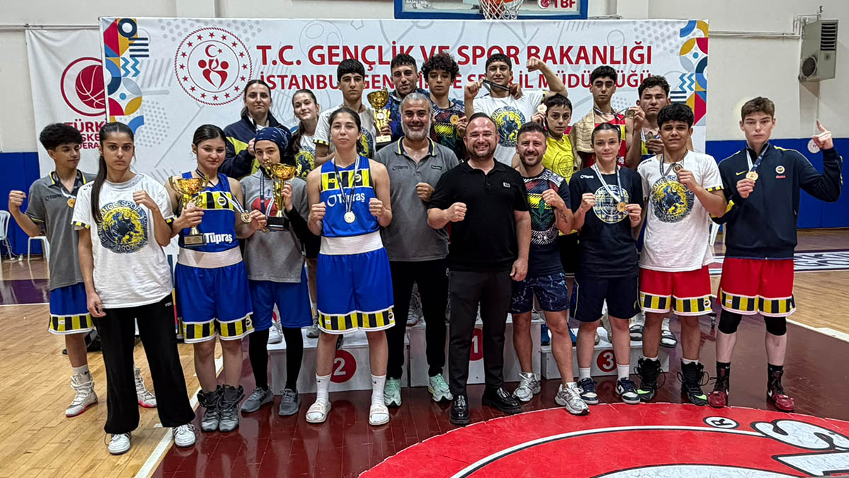 Fenerbahçe'nin genç boksörleri antrenörleriyle birlikte kupa ve madalyalarını sergiliyor