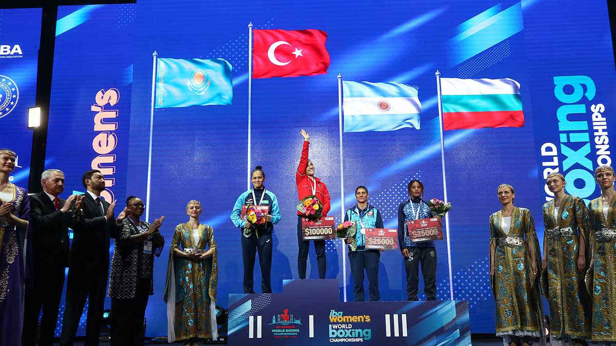 Ayşe Çağırır dünya şampiyonluğu podyumunda Türk bayrağı önünde elini kaldırıyor