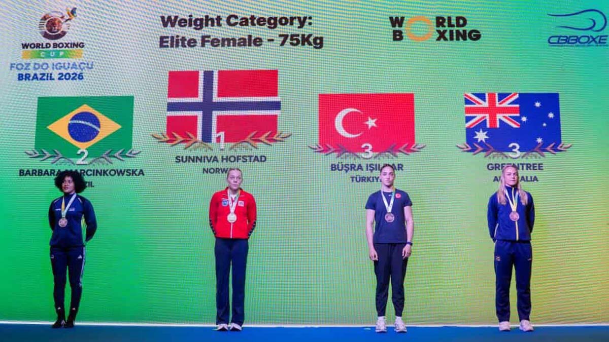 World Boxing Cup 75 kilo ödül töreninde Büşra Işıldar üçüncülük kürsüsünde duruyor